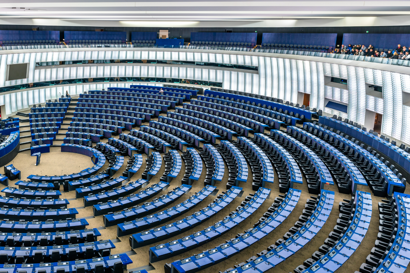Leerer Plenarsaal des Europäischen Parlaments