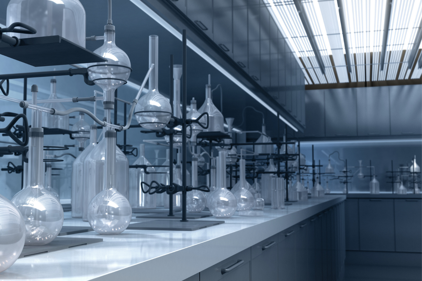 Wissenschaftliches Forschungslabor – im Vordergrung Reagenzgläser (blau)